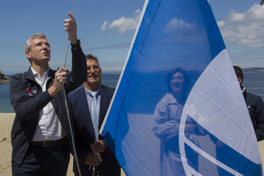 Las banderas azules de Galicia demuestran, según Rueda, la "excelencia" del litoral