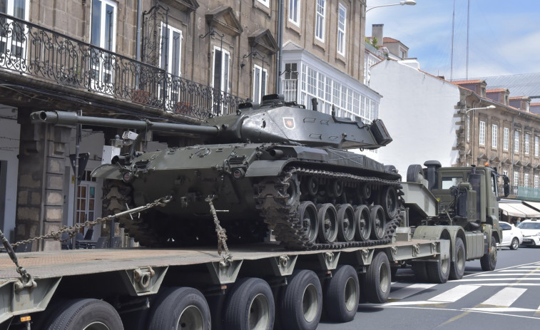 Un tanque histórico causa sensación al cruzar A Coruña