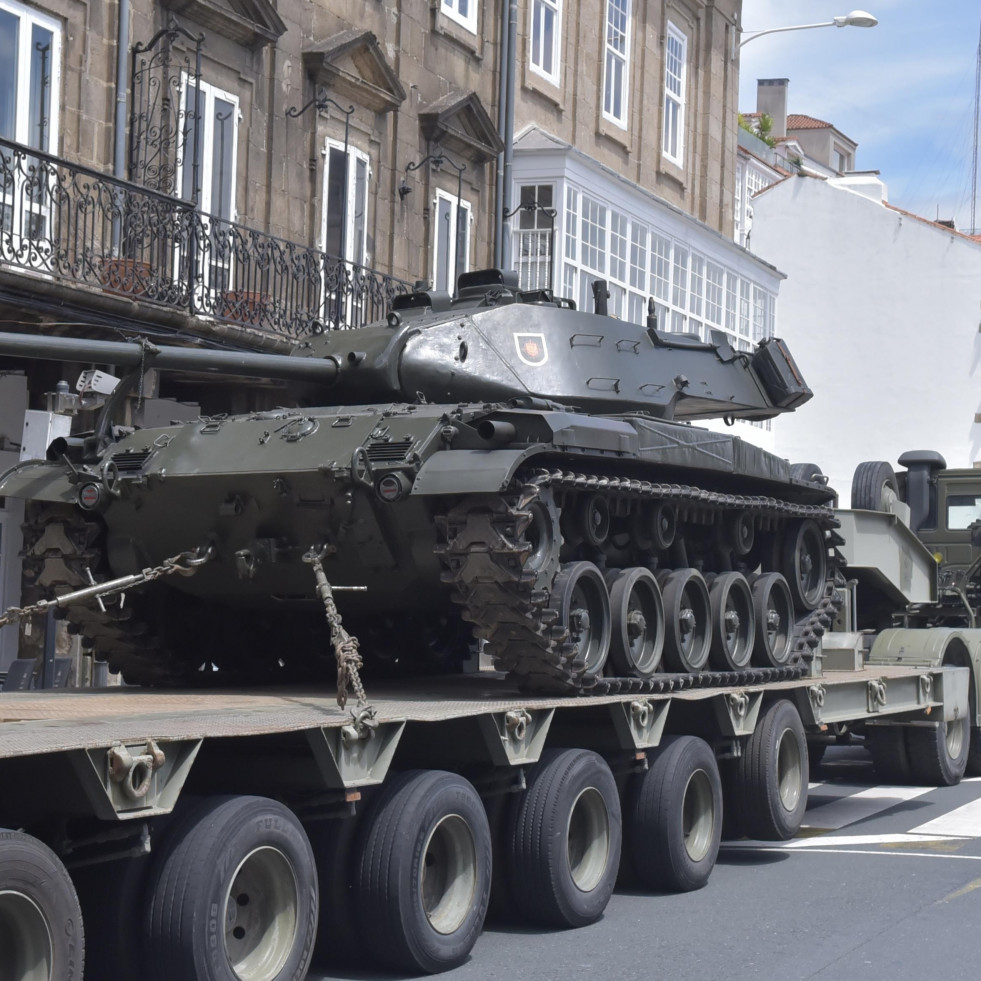 Un tanque histórico causa revuelo en las calles de A Coruña