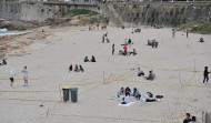 Los coruñeses toman posiciones en las playas de Orzán y Riazor para la noche de San Juan