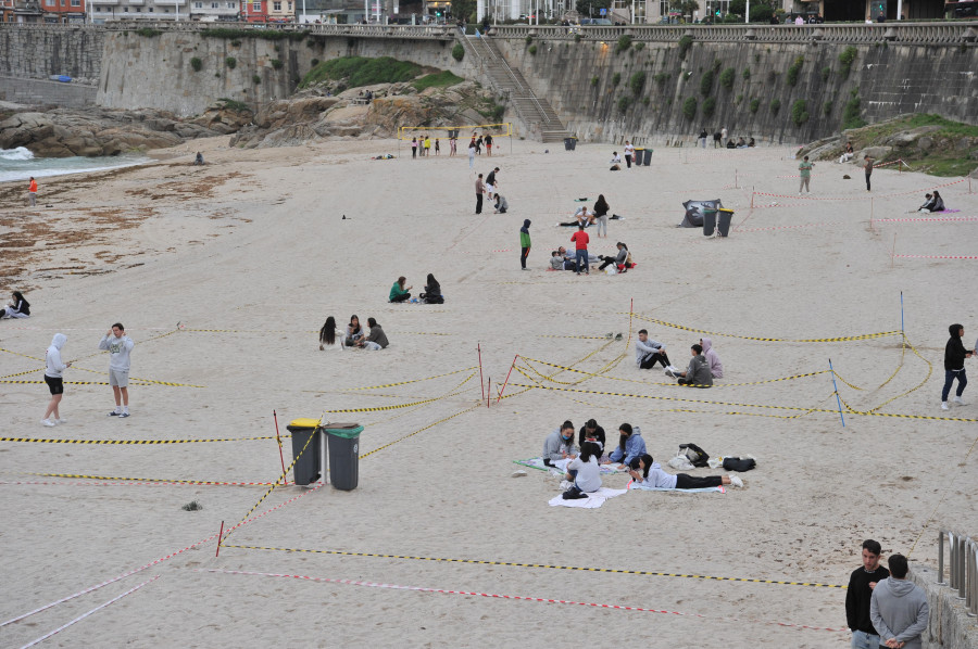 Los coruñeses toman posiciones en las playas de Orzán y Riazor para la noche de San Juan