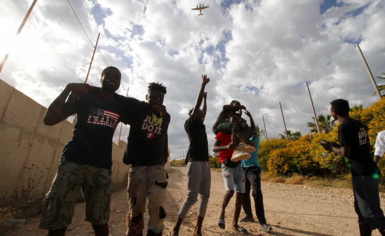 Decenas de migrantes entran en Melilla tras romper la puerta del paso fronterizo