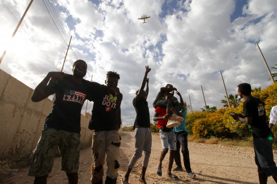 Decenas de migrantes entran en Melilla tras romper la puerta del paso fronterizo