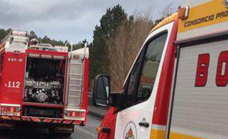 Herido un hombre que quedó atrapado bajo su tractor tras volcar en Ares