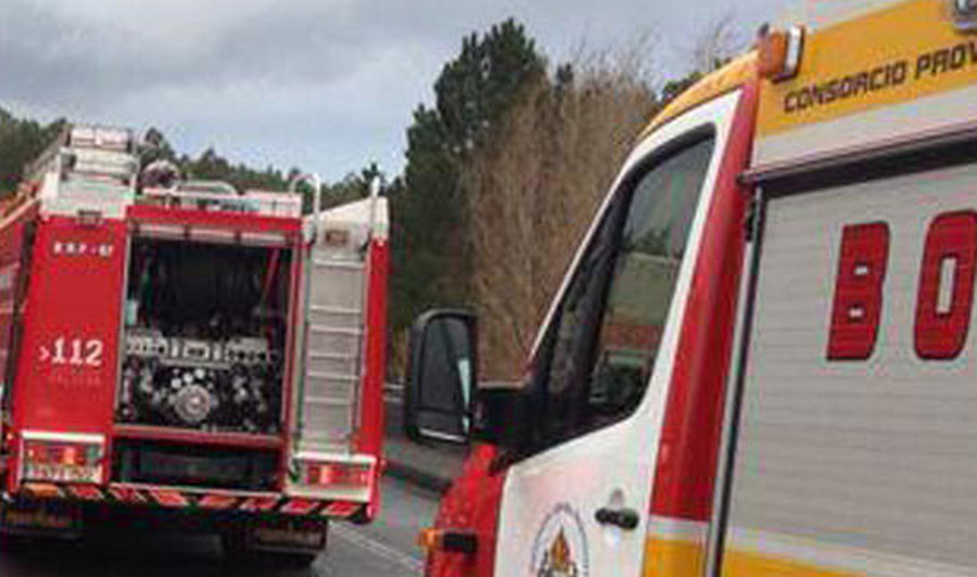 Herido un hombre que quedó atrapado bajo su tractor tras volcar en Ares