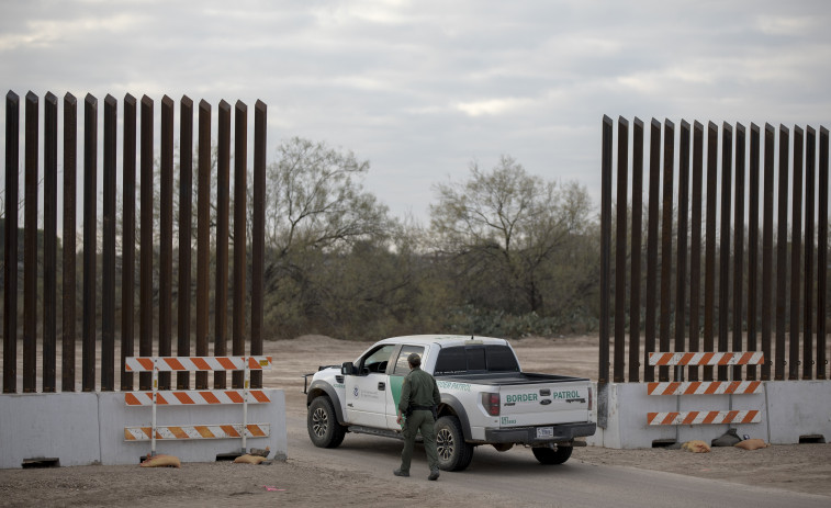 Encuentran a 46 inmigrantes muertos y 16 heridos en un camión en Texas