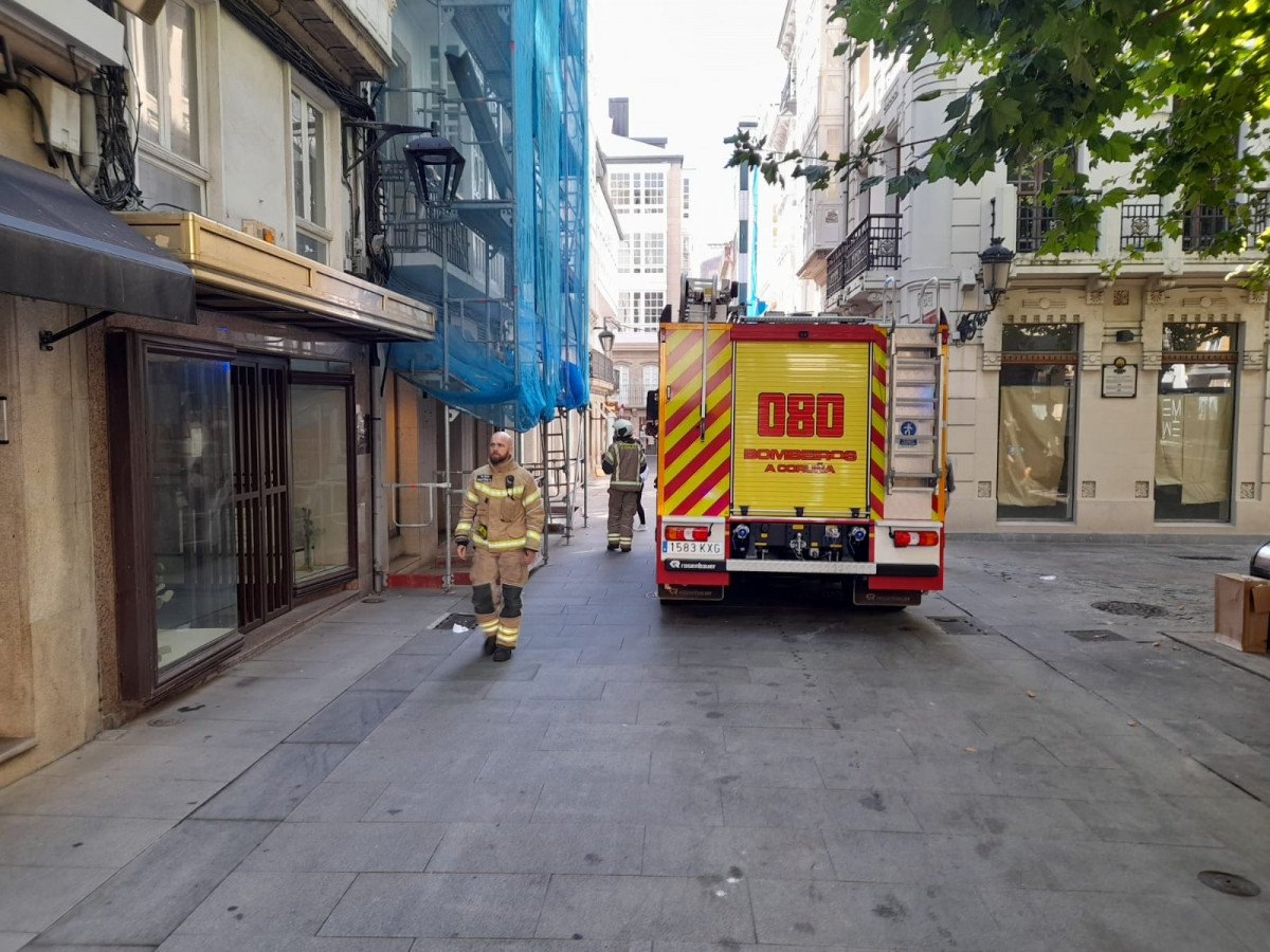 Bomberos Coruña en la calle Álvaro Cebreiro