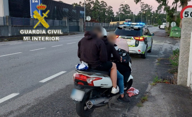 Denunciados en Meaño por ir tres en moto sin seguro, ni carné y con alcoholemia positiva