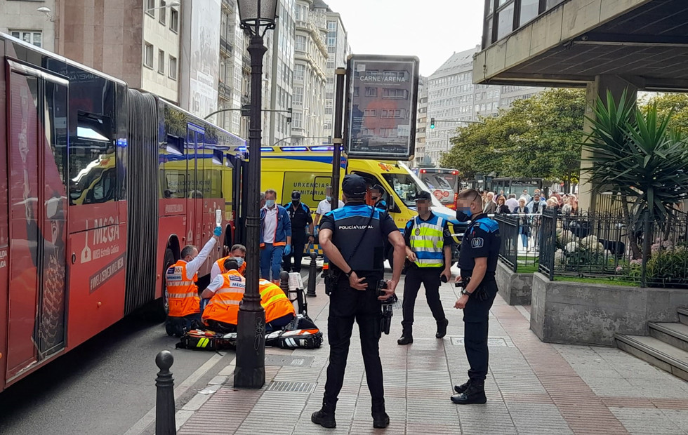 Dos personas  atropelladas por un bus en la plaza de Pontevedra de A Coruña