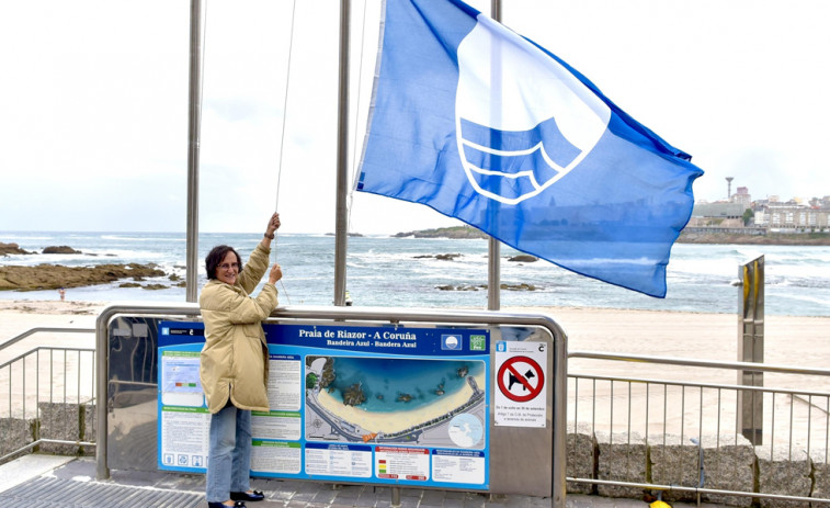 La bandera azul ya ondea en Riazor, una de las cinco playas de A Coruña con este distintivo