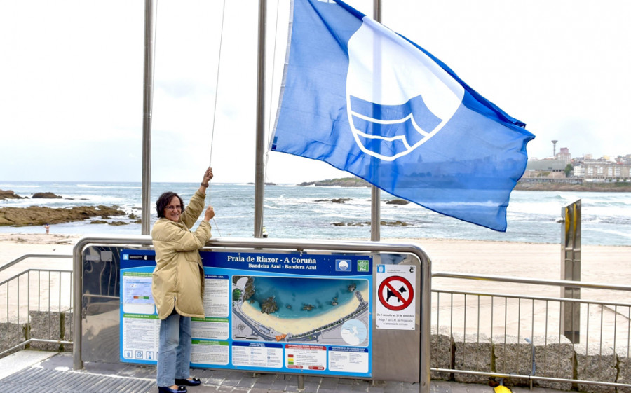 La bandera azul ya ondea en Riazor, una de las cinco playas de A Coruña con este distintivo