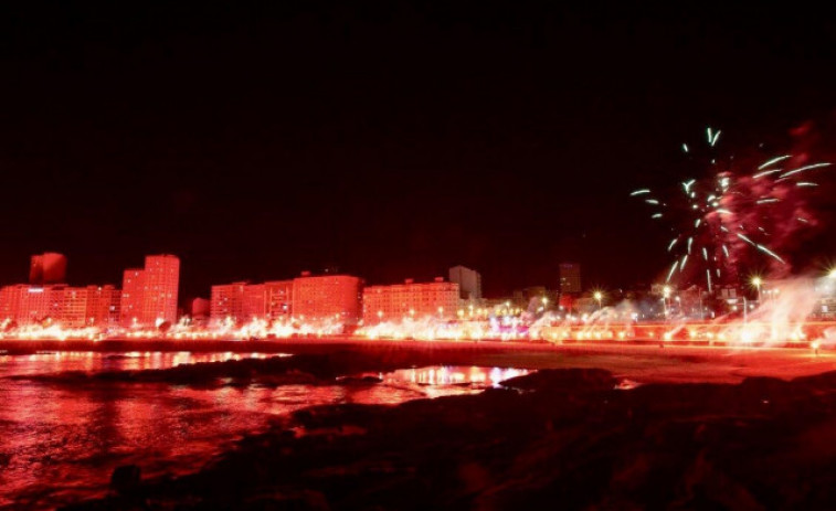 El colectivo ‘Riazor Blues’ iluminó la bahía herculina