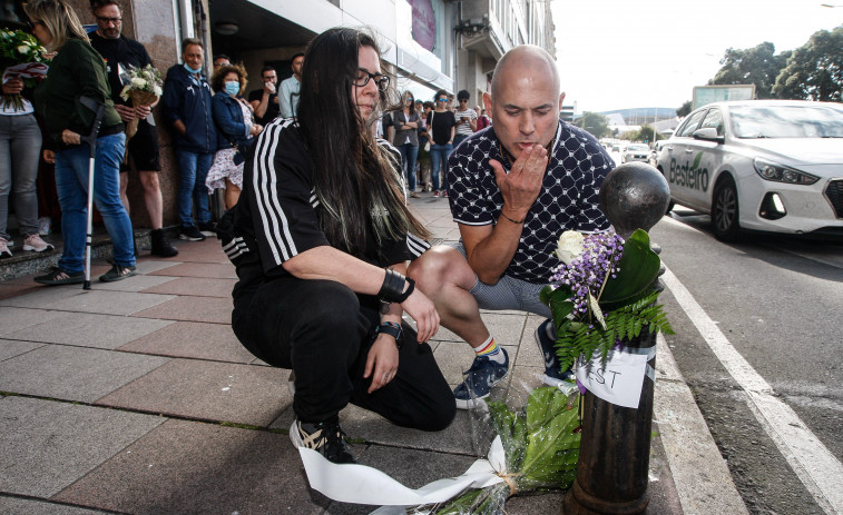 Siete ramos por Samuel: una vigilia con ofrenda floral recuerda al joven fallecido hace un año