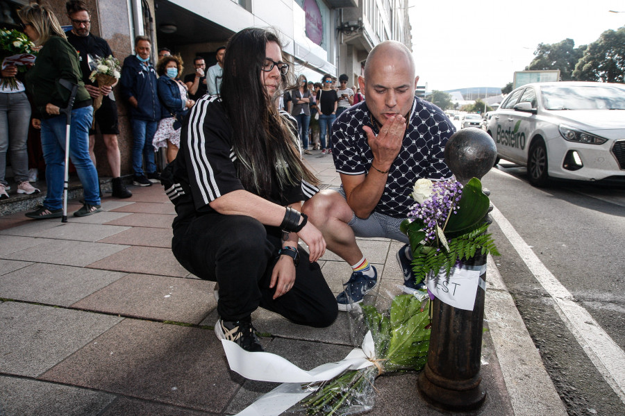 Siete ramos por Samuel: una vigilia con ofrenda floral recuerda al joven fallecido hace un año