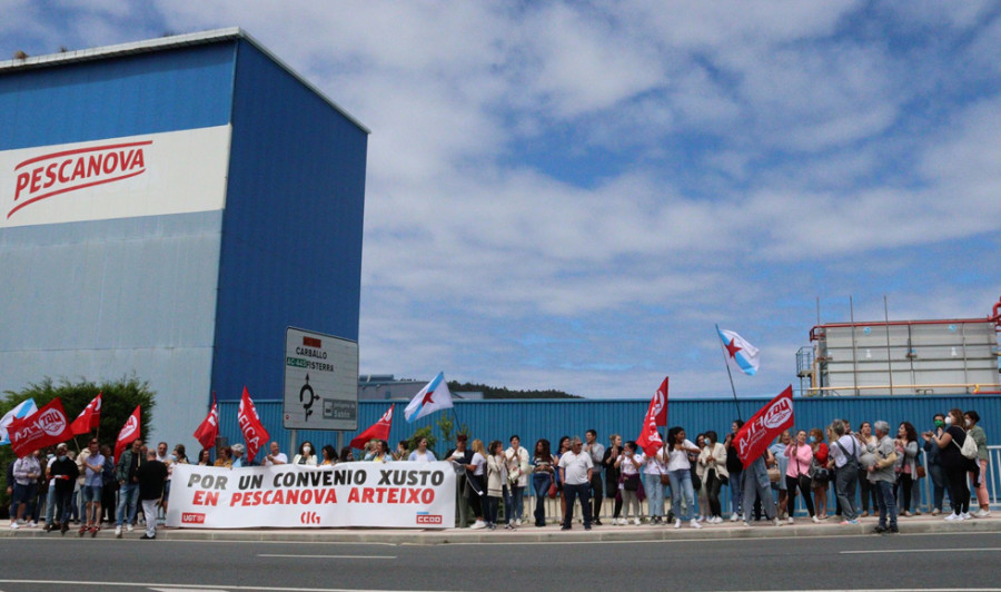 Personal  de Nueva Pescanova en Arteixo se concentra para reclamar "un convenio digno"