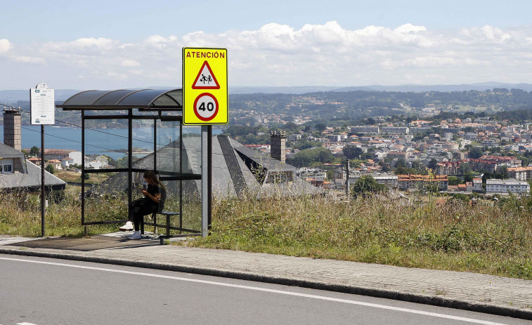 Los vecinos de A Zapateira reclaman más frecuencias  en la única línea de autobús