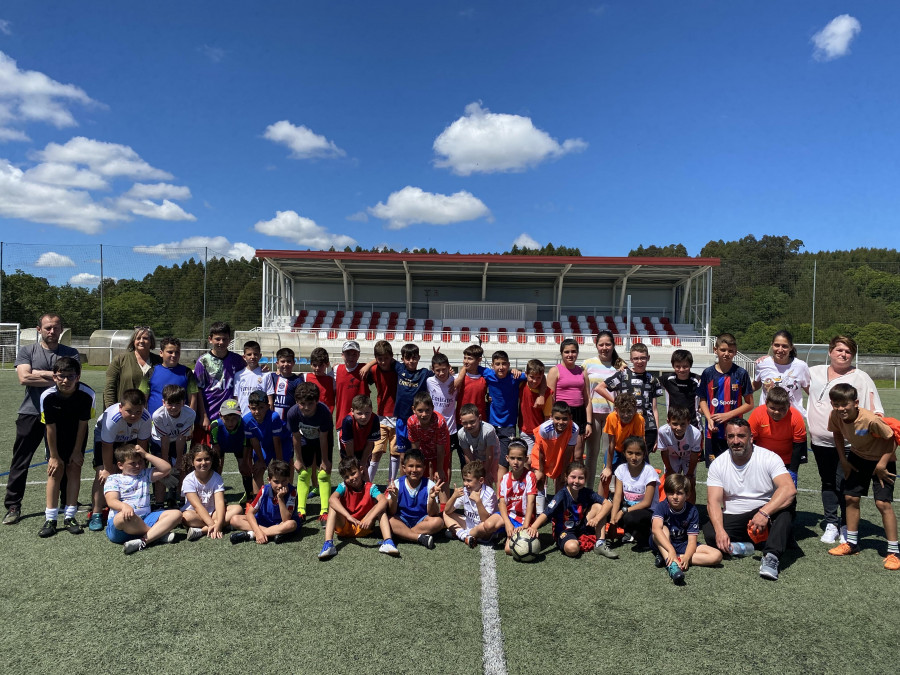 Medio centenar de niños participa en el campus deportivo municipal realizado en las instalaciones del Lucas Vázquez