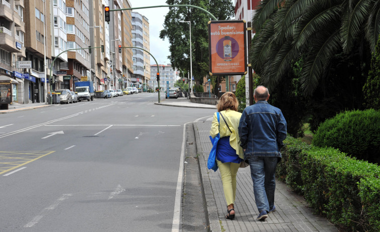 Los vecinos ven necesario que se amplíe el ancho de la acera en la avenida de Monelos