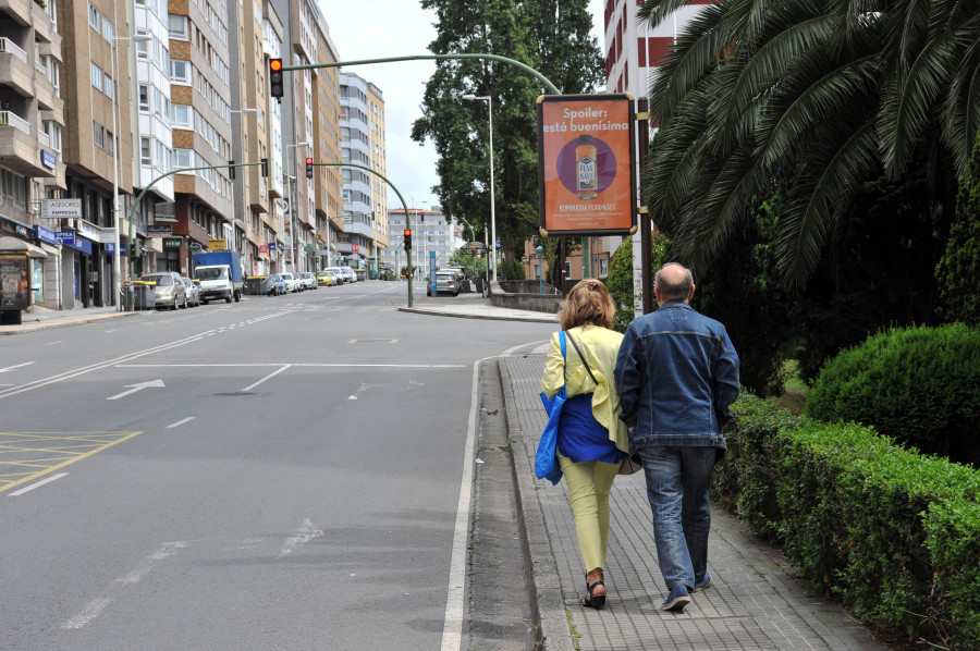 Los vecinos ven necesario que se amplíe el ancho de la acera en la avenida de Monelos