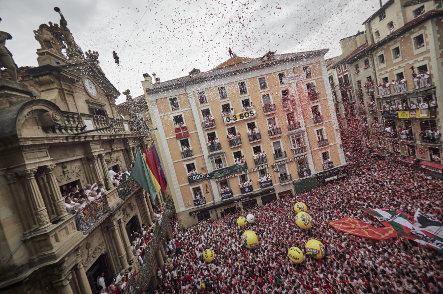 Los Sanfermines más esperados arrancan con emoción y mensajes solidarios