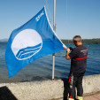 Las banderas azules ya ondean en buena parte de las playas arousanas