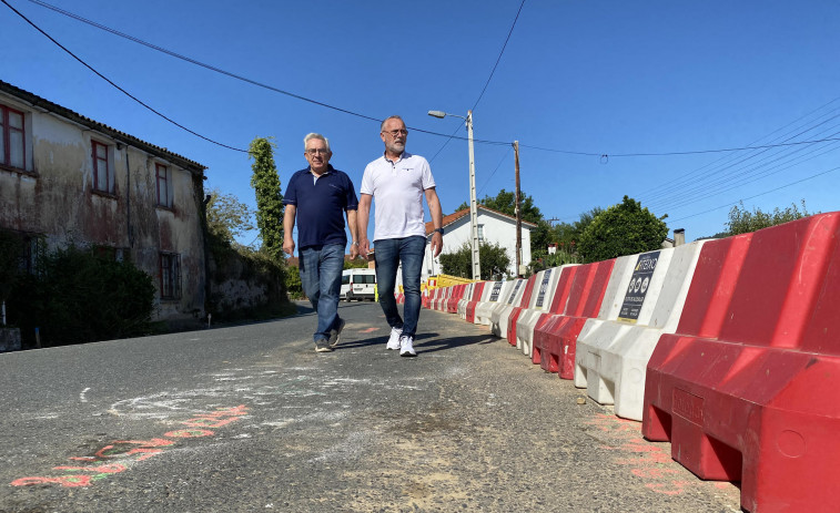 García Patiño y los vecinos de Sigrás visitan las obras de mejora de accesibilidad en la zona