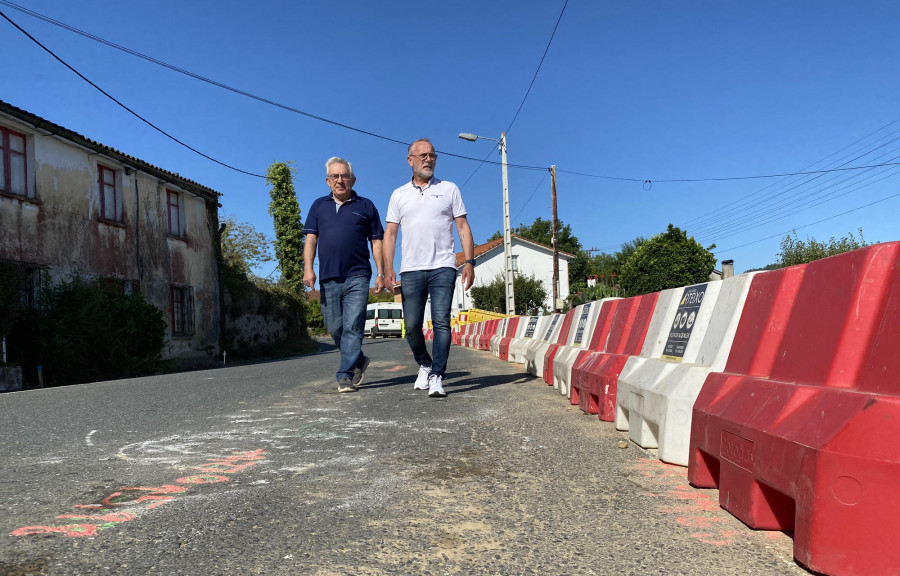 García Patiño y los vecinos de Sigrás visitan las obras de mejora de accesibilidad en la zona