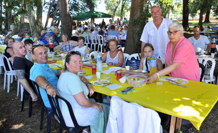 La romería popular de Alternativa dos Veciños congrega a más de 1.500 personas en la Finca Tenreiro