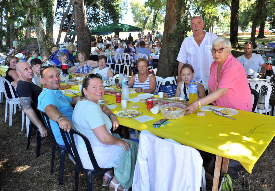 La romería popular de Alternativa dos Veciños congrega a más de 1.500 personas en la Finca Tenreiro