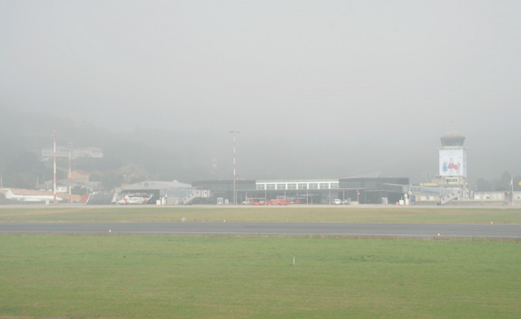 Desvían a Asturias y Santiago los tres primeros vuelos de la mañana en A Coruña por culpa de la niebla