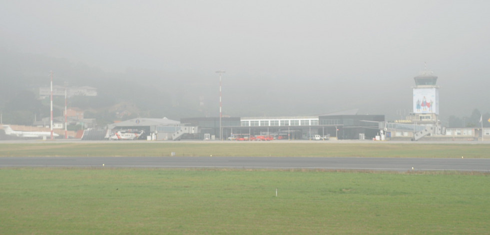 La densa niebla provoca desvíos y cancelaciones en Alvedro