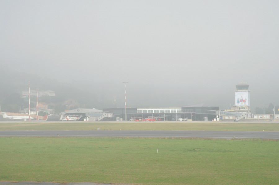 Desvían a Asturias y Santiago los tres primeros vuelos de la mañana en A Coruña por culpa de la niebla