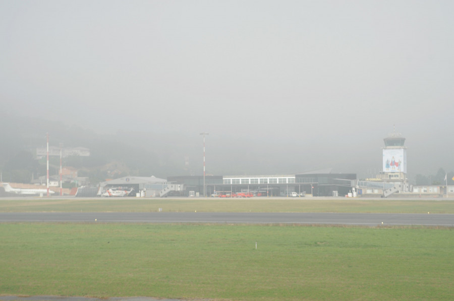 La densa niebla provoca desvíos y cancelaciones en Alvedro