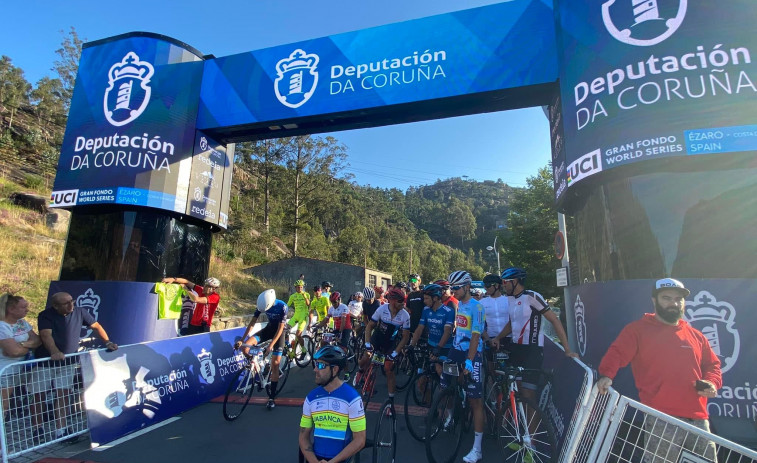 Un ciclista, que no participó en la prueba, permanece en la UCI tras sufrir un infarto en la subida de O Ézaro