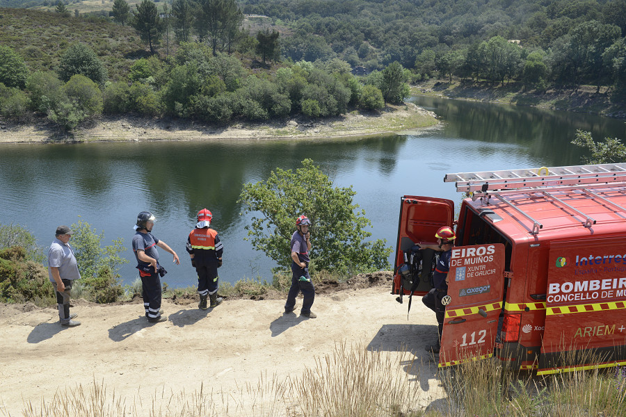 Cae al embalse de As Conchas un camión que realizaba tareas de desbroce en Muíños