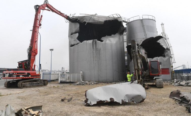 El muelle de Calvo Sotelo avanza hacia la apertura con el derribo de la vieja terminal de Oleosilos