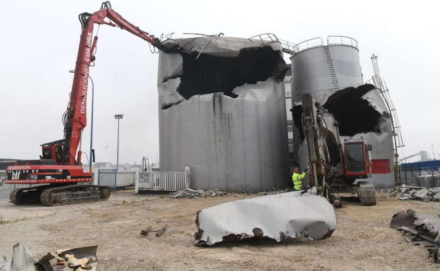 El muelle de Calvo Sotelo avanza hacia la apertura con el derribo de la vieja terminal de Oleosilos