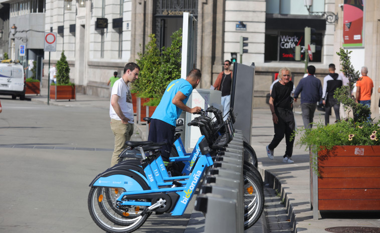 Los coruñeses retoman los paseos en bicicleta con el renovado BiciCoruña