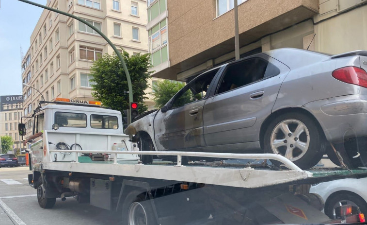 Arde un vehículo en la calle del Socorro