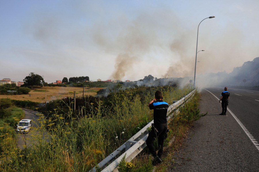 Un incendio forestal obliga a la intervención de los bomberos la Ronda del Real Club Deportivo