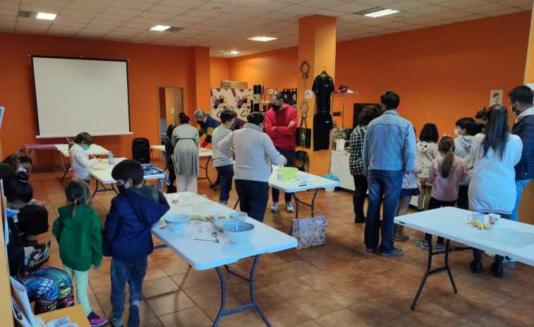 La ONG Por Qué No celebra un mercadillo en Novo Mesoiro con la mirada puesta en la educación y la mujer