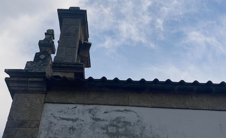 Un rayo destroza el campanario de la iglesia de Orto