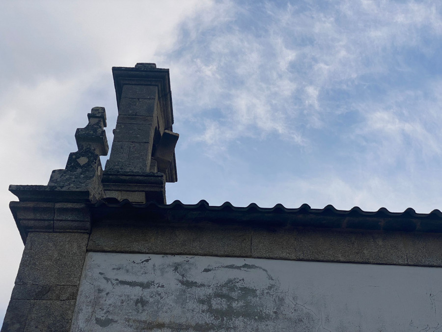 Un rayo destroza el campanario de la iglesia de Orto