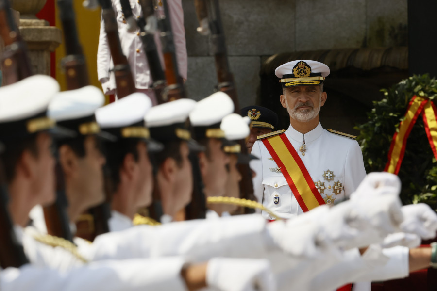 El rey Felipe VI entrega en la Escuela Naval de Marín 106 Reales Despachos