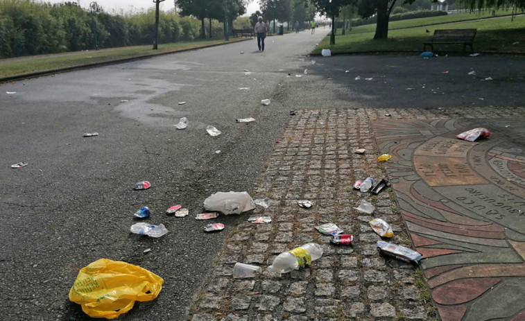 El botellón deja en un rastro de basura en el parque de San Diego