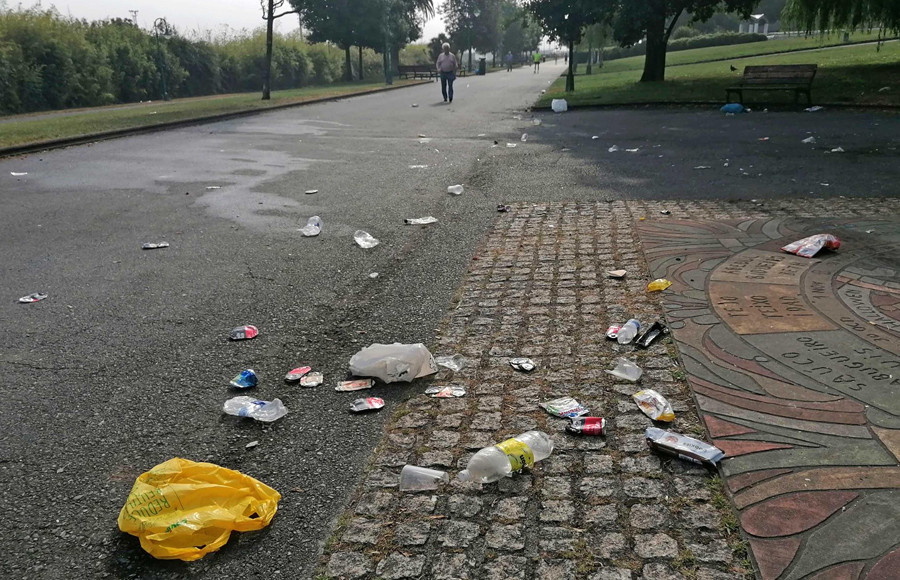 El botellón deja en un rastro de basura en el parque de San Diego