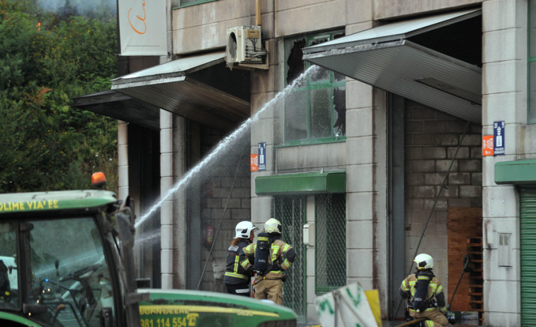 Extinguido el incendio en una nave de cosméticos de Bergondo