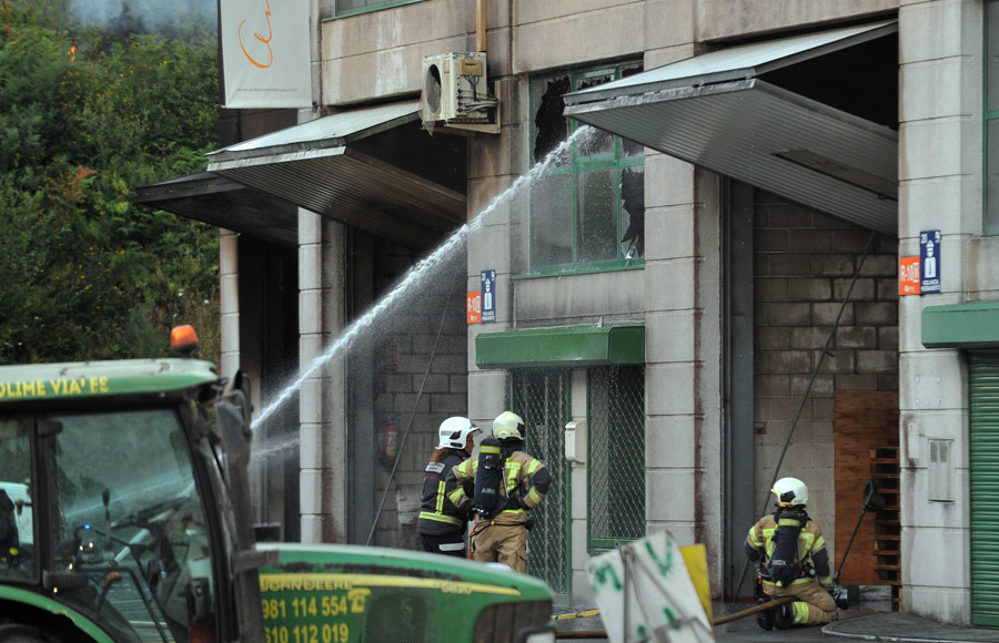 Un incendio en una empresa  de cosméticos obliga a activar la “alerta máxima” en Bergondo