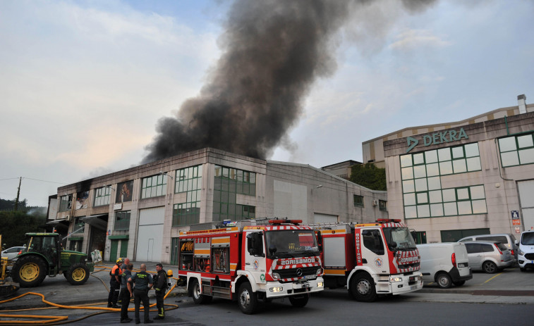 La Guardia Civil investiga las causas del fuego en la empresa de Bergondo