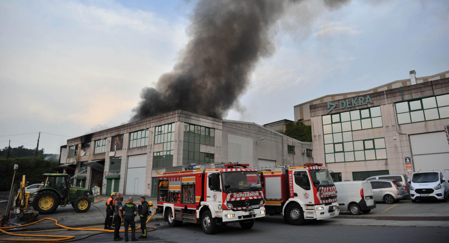 La Guardia Civil investiga las causas del fuego en la empresa de Bergondo